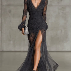 Isabel Scalloped Lace V-Neck Maxi Dress in Black